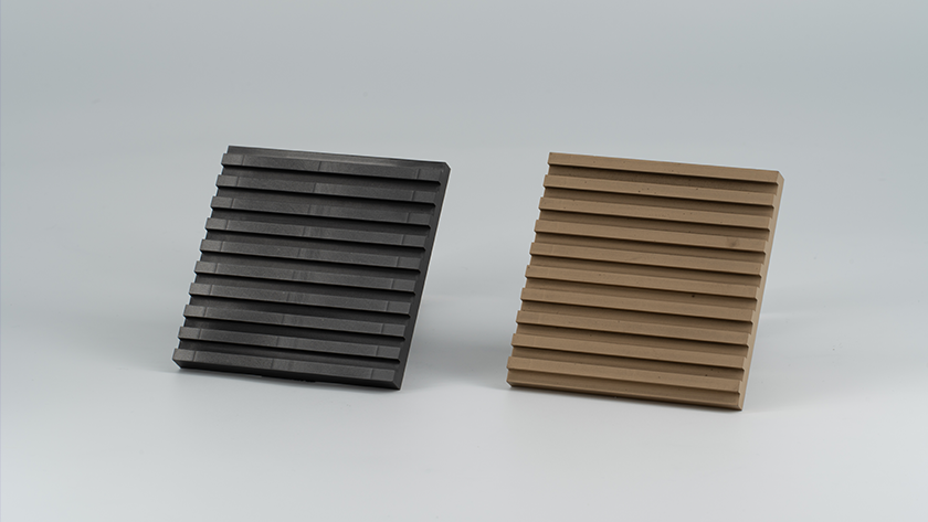 Two squares with deep horizontal grooves are side by side. Object with ICONOS™ applied on the right, object without ICONOS™ applied on the left. The object on the right retains its metallic luster even in the fine grooves, while the object on the left appears to have deteriorated.